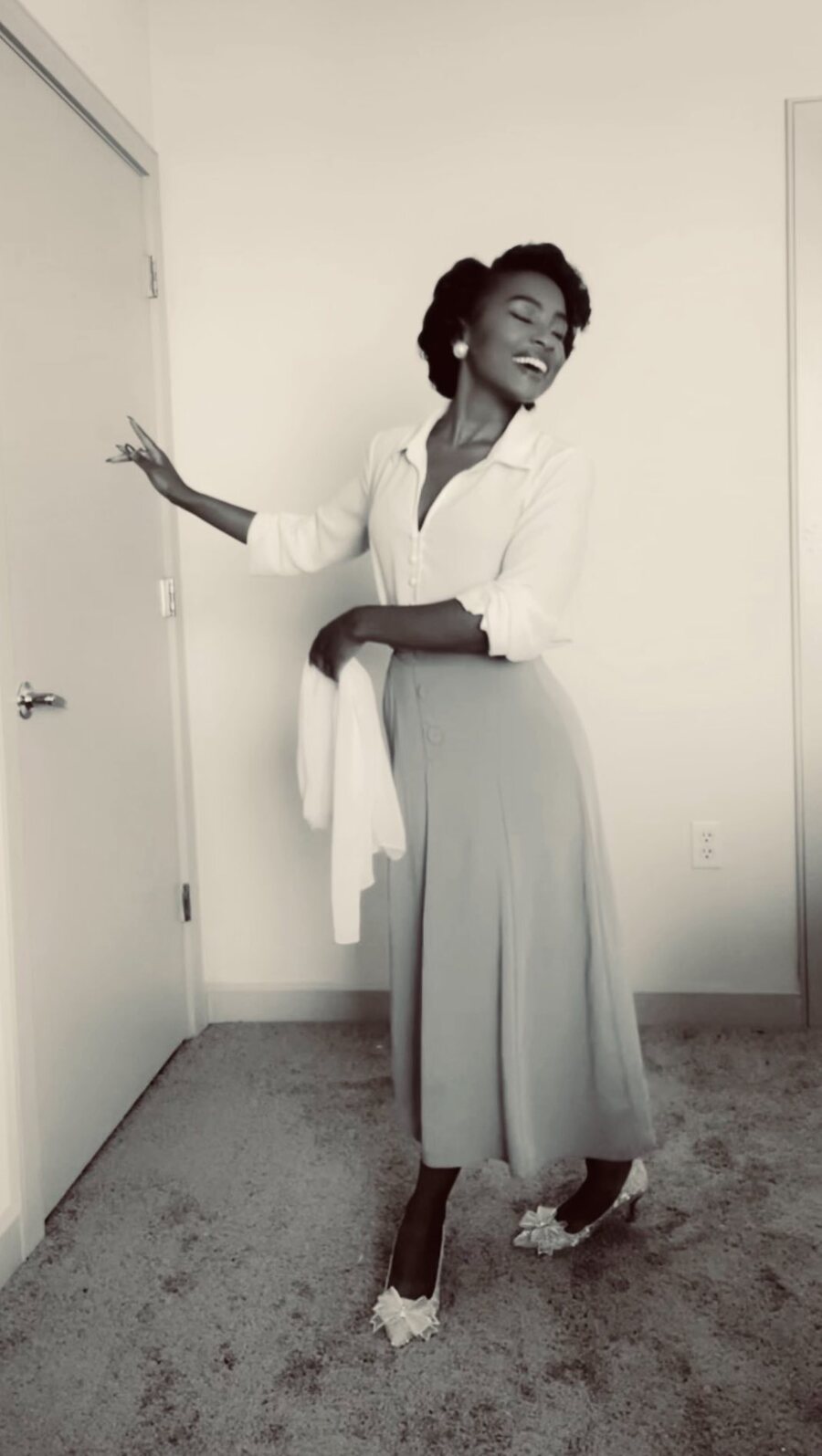 Cazlinn Carstens in a black-and-white 1950s tribute to Helen Williams